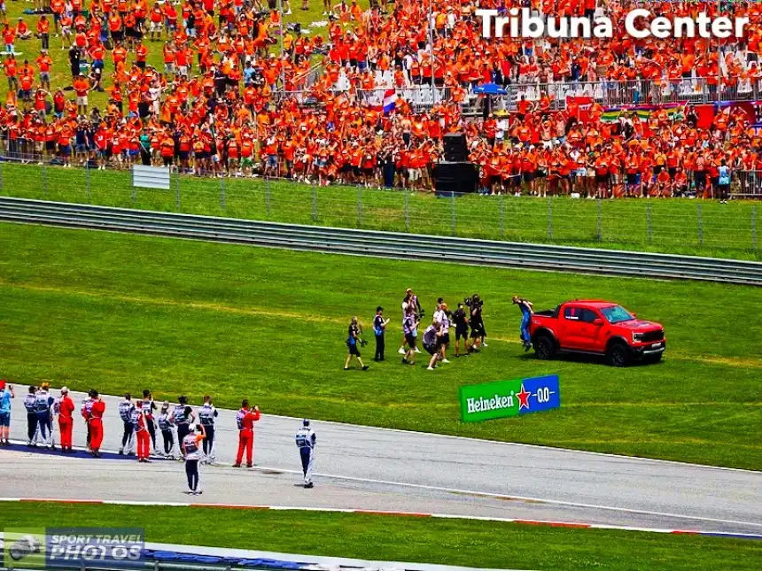 F1 - Velká cena Rakouska 2025 - hlavní závod - Verstappen BUS